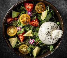 Буррата с томатами и авокадо