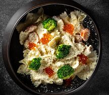 Фарфалле с лососем и брокколи