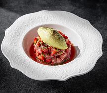 Тартар из тунца с сорбетом из авокадо 