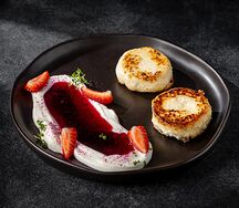 Сырники со сметаной и малиновым вареньем