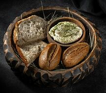 Хлебная корзина с маслом