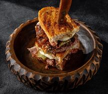 Сэндвич с ростбифом и соусом голландез  