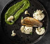 Сибас с пюре из шпината и цветной капустой