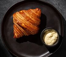 Круассан с маслом