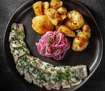 Селёдочка с мятым картофелем