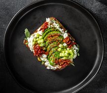 Бриошь с крабом и авокадо