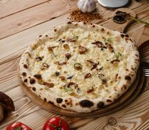 С белыми грибами, трюфельным маслом и сыром Бри