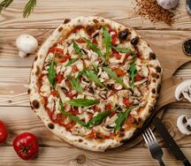С курицей, шампиньонами и запеченным перцем (халяль)