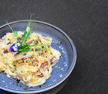 Паста с курицей и вялеными томатами в сливочном соусе