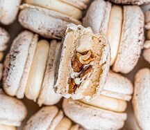 Макаронс Бри с грецким орехом