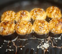Запечённая шапочка с беконом и солёным огурчиком
