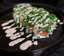 Чука с лососем и ореховым соусом