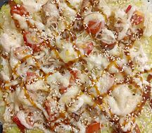 Японская пицца из риса Цезарь с курицей