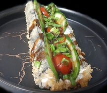 Японский хот-дог с курицей и крабом
