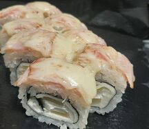Запечённый ролл Четыре сыра с беконом