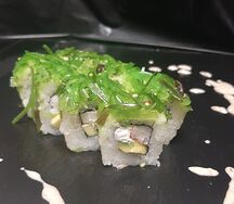 Чука с крабом и ореховым соусом
