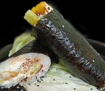 Ролл с наггетсами, беконом с соусом BBQ