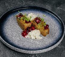 Морковный пирог с кокосовым муссом и вишней