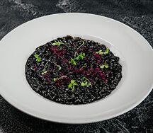 Ризотто с чернилами каракатицы и кальмаром