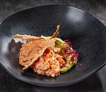 Тар-тар из лосося с гуакамоле и кунжутной заправкой