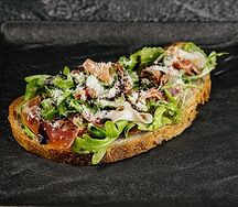 Брускетта с хамоном и вялеными томатами
