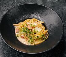 Лингвини с лососем, креветками и кальмаром в розовом соусе
