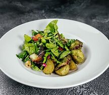Салат с осьминогом и соусом песто