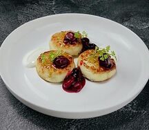 Манговые сырники со сметаной