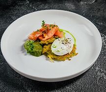Драники с яйцом пашот, лососем и гуакамоле