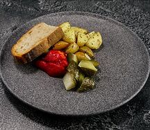 Картофель бейби, корнишоны и запеченный перец