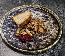 Мясо утки с вешенками и брусничным джемом