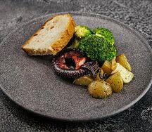 Осьминог, брокколи, картофель бейби