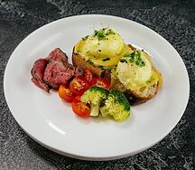 Яйца пашот с ростбифом и голландский соусом