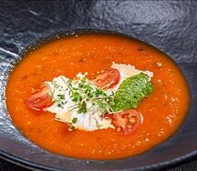 Томатный суп со страчателлой и соусом песто