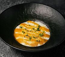 Каша с манговым джемом и кокосовой стружкой