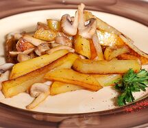 Картофель жареный с грибами и луком