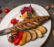 Сибас, запеченный с овощами гриль