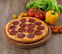 Пицца с колбасой