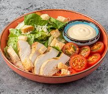 Салат Цезарь с курицей