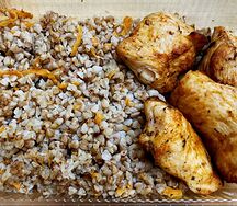 Куриная грудка с гречкой