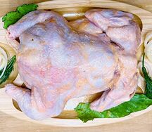 Целая курица в маринаде