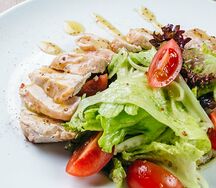 Куриное филе с кабачками и салатом из свежих овощей