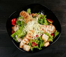Салат Цезарь с курицей