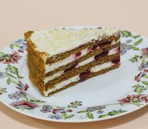 Медовик с вишней