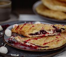 Чебурек с вишней и сливочным сыром