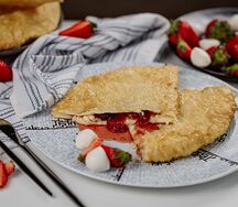 Чебурек со сливочным сыром и клубникой