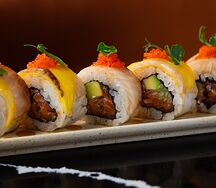 Ролл курильский с желтохвостом и манго