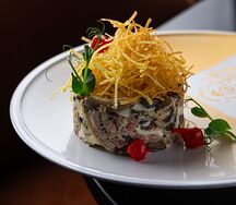 Салат с томленой говядиной и хрустящим картофелем