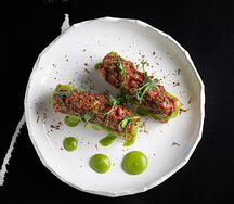 Рубленый татарский бифштекс на сдобе с соусом из горной петрушки, груши и трюфеля