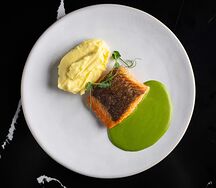 Стейк из лосося в соусе из зелёного базилика